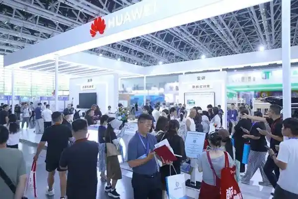《华为擎云智慧教育方案惊艳第六届西北教装展，引领学以智用教育生态新风尚》