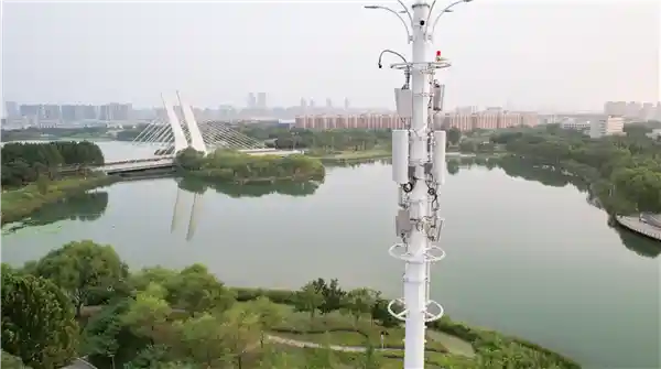 《智联未来：华为智能基站实现天线波束动态随行人调整》