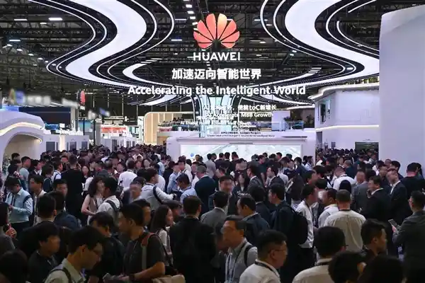 《华为携手运营商共赴5G-A新时代，智创AItoX无限可能》