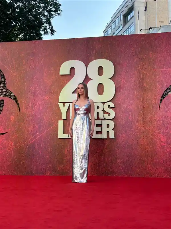 《惊变28年：影评人集体沸腾的年度神作》