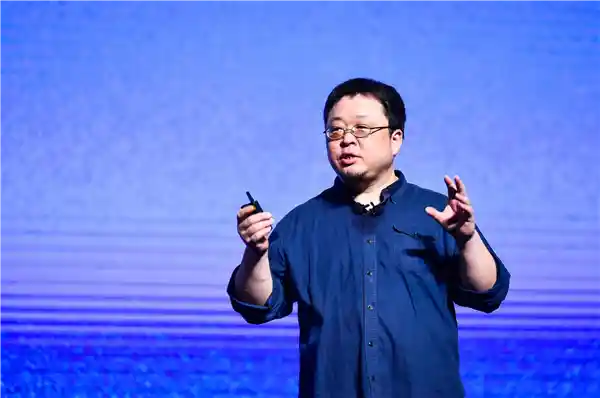 罗永浩回应DeepSeek创始人：我的AI新品3个月后见，看谁更会靠嘴吃饭！