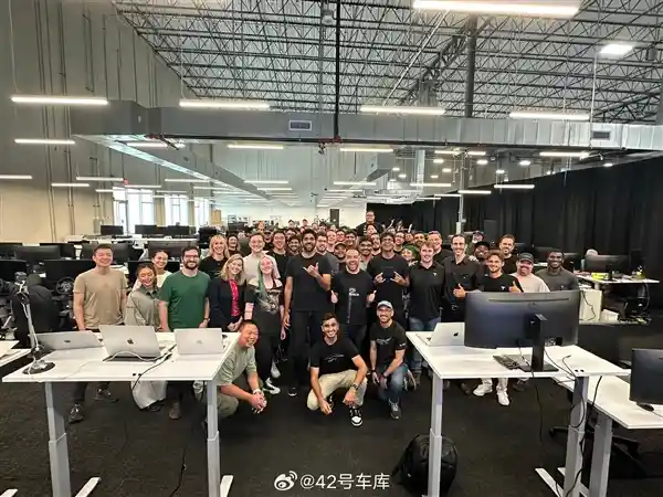 未来已来！特斯拉无人出租车上线：远程操控中心首秀，屏幕+方向盘随时接管