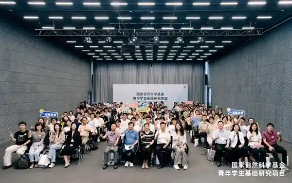 2025结题交流会：青年学子科研成果绽放光彩