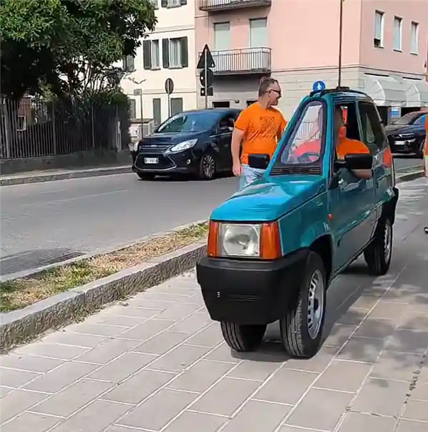 迷你新标杆！意大利造出全球最窄汽车，方向盘仅碗口大小