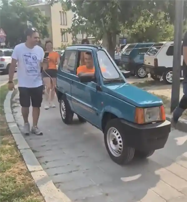迷你新标杆！意大利造出全球最窄汽车，方向盘仅碗口大小