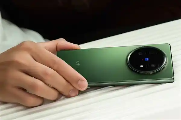 vivo X Fold5 单品登场：这杯折叠不等Pro，直接上场！