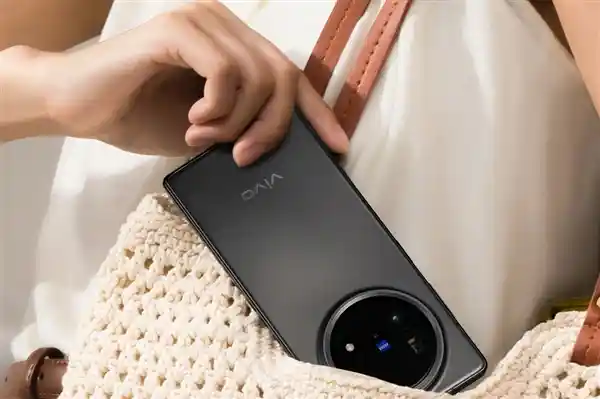 vivo X Fold5震撼登场：217g轻薄折叠屏，重新定义行业极限