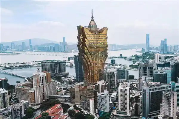靠热爱坚持24年的传奇网站，终被资本击垮