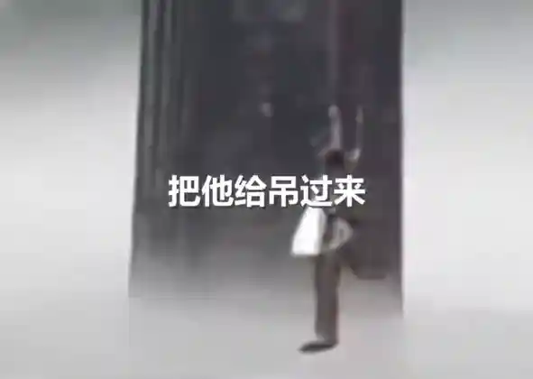 无人机惊现神操作！2分钟助被困河中钓友‘空中脱困’，起飞承重刷新纪录150公斤