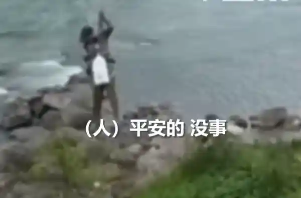 无人机惊现神操作！2分钟助被困河中钓友‘空中脱困’，起飞承重刷新纪录150公斤