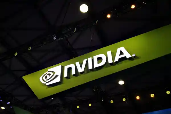 黄仁勋抛售超10亿！英伟达高管集体套现引震动