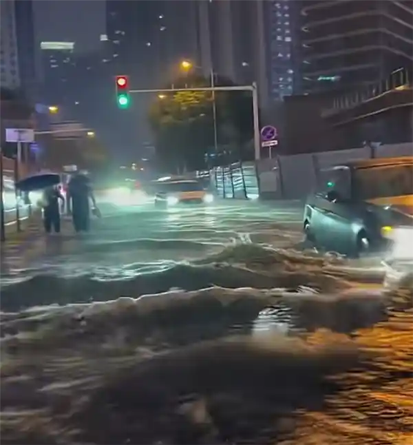 《长沙突降暴雨致多处积水，街道变航道开车宛如扬帆》