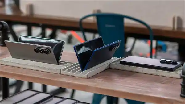 三星Galaxy Z Fold7惊艳亮相：全球最轻大折叠屏，比iPhone 16 Pro Max更轻更薄