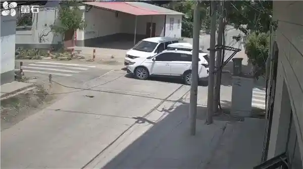 家门口萤石摄像头成车祸记录仪，网友：拍出百万收益