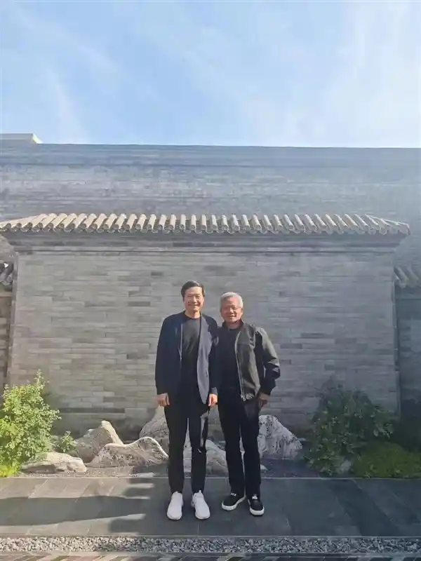 黄仁勋雷军同框微笑：科技巨头的跨界邂逅