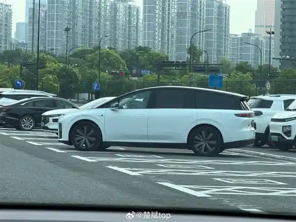 35万级家用纯电SUV震撼来袭，理想i8内饰首曝：熟悉感爆棚