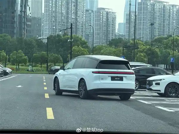 35万级家用纯电SUV震撼来袭，理想i8内饰首曝：熟悉感爆棚