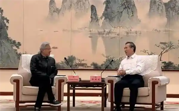 黄仁勋穿梭中美：AI未来在谁手中？