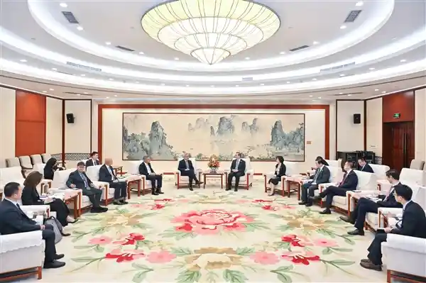 黄仁勋穿梭中美：AI未来在谁手中？