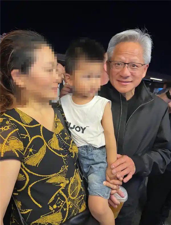 黄仁勋北京现身什刹海：科技大佬与神秘女子深夜互动引猜测