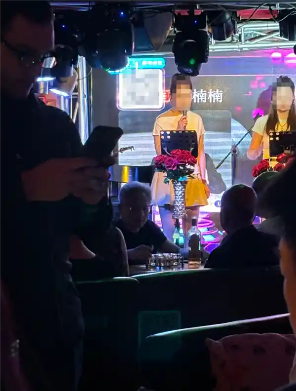 黄仁勋北京现身什刹海：科技大佬与神秘女子深夜互动引猜测