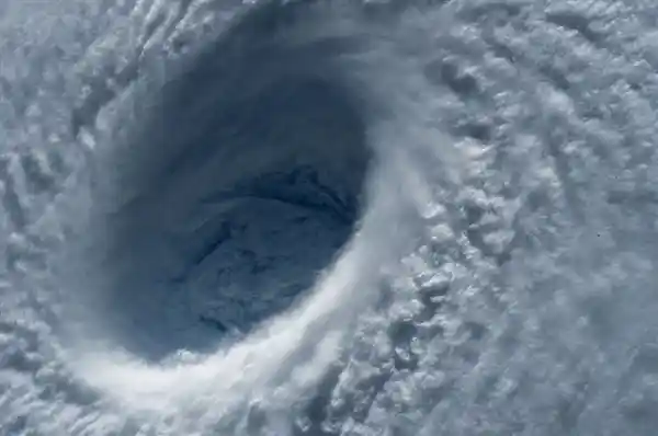 台风逼近！韦帕升级为超强台风，广东多地启动红色警戒