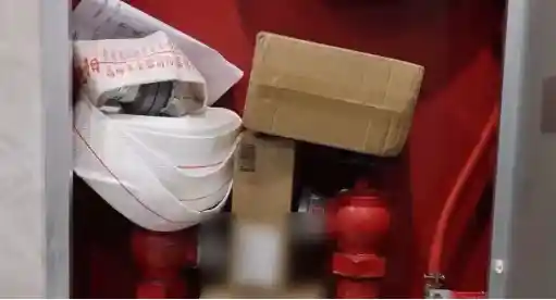 快递遭‘消火栓’签收？荒唐操作引法律争议