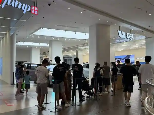 理想i8引爆线下热潮，看车人群排队成常态