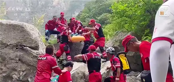 男子坠崖五日获救：无人机空投担架惊现救援奇迹