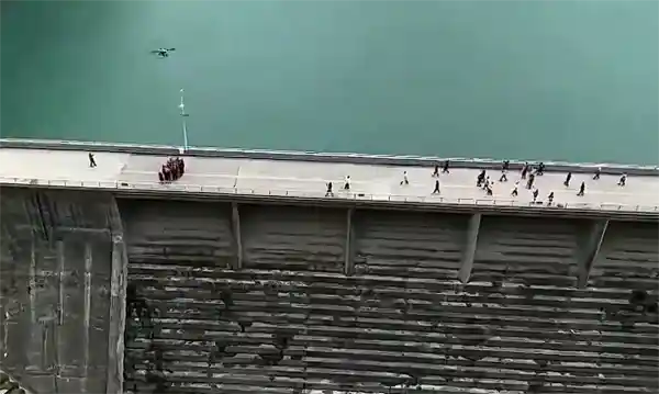 男子坠崖五日获救：无人机空投担架惊现救援奇迹