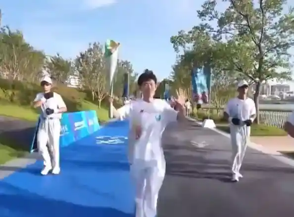 饿了么骑手火场勇闯五次救人的震撼瞬间
