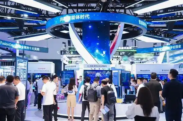 全栈智变，AI落地 | 超聚变亮相WAIC 2025 引领千行百业智能新未来