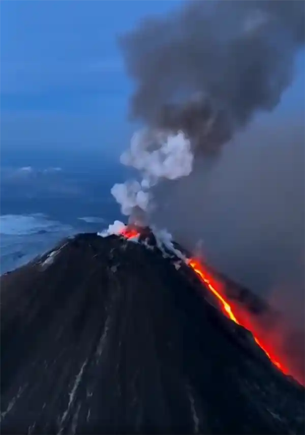 堪察加8.7级地震后 火山怒吼：欧亚最强岩浆喷发震撼全球