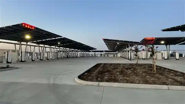 特斯拉全球最大超充站落户加州，独立于美国电网引发关注