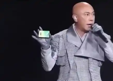 张卫健演唱会掏老年卡自嘲：我这把年纪，求你们多关照！