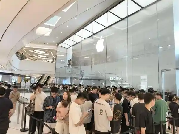 iPhone 17首发遭热捧！标准版成爆款，Pro系列竟被冷落？