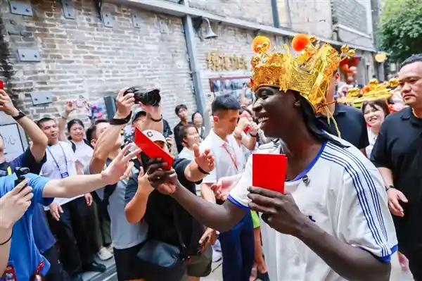 快手独家直播！国际网红无语哥广州非遗之旅引爆3400万观看热潮