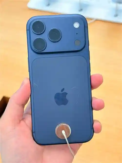 iPhone 17 Pro展示机现瑕疵：科技之美竟被划痕亵渎？