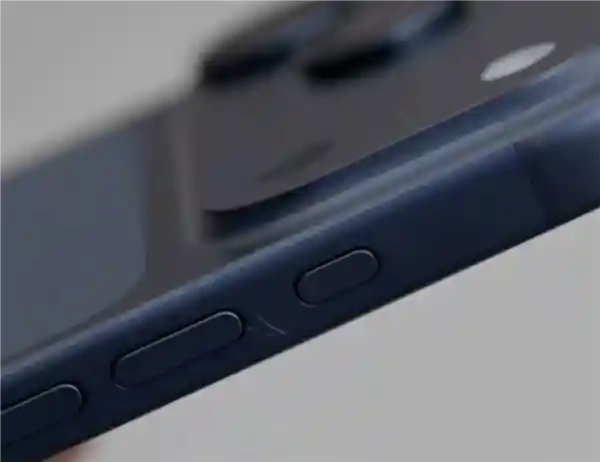 iPhone 17 Pro展示机现瑕疵：科技之美竟被划痕亵渎？