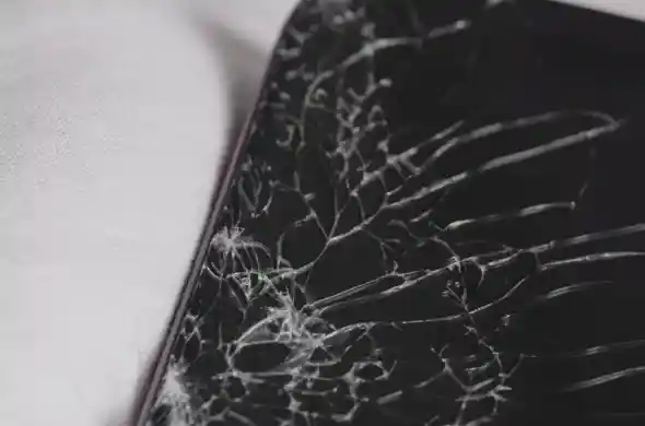 iPhone 17 Pro与Air屏幕再遭质疑：抗摔性能引热议